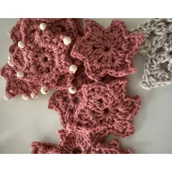 Liebevoll von Hand gehäkelte Deko