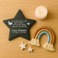 Liebevolle Erinnerung an Sternenkinder – Schiefertafel mit Namen, Datum und süßen Motiven – Andenken