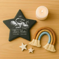 Liebevolle Erinnerung an Sternenkinder – Schiefertafel mit Namen, Datum und süßen Motiven – Andenken