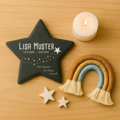 Liebevolle Erinnerung an Sternenkinder – Schiefertafel mit Namen, Datum und süßen Motiven – Andenken
