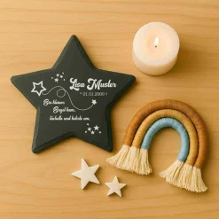 Liebevolle Erinnerung an Sternenkinder – Schiefertafel mit Namen, Datum und süßen Motiven – Andenken