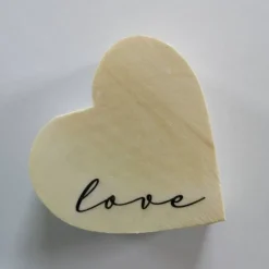 Love auf einem Holzherz, Spruchschild Herz, Dekoherz