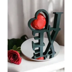LOVE Skulptur mit roter Rose: Deko-Buchstaben und Herz– Valentinstagsgeschenk