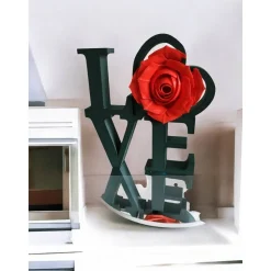 LOVE Skulptur mit roter Rose: Deko-Buchstaben und Herz– Valentinstagsgeschenk