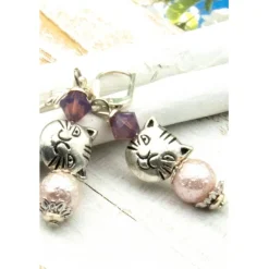 Lässige handgemachte bohemian hippie Glas Ohrhänger – Unikat, Katzenanhänger, lila