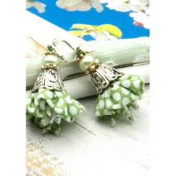 Lässige handgemachte  florale Blüten bohemian hippie Ohrhänger – Unikat, grün