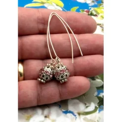 Lässige verspielte Ohrhänger aus Metall & Silberfarben in Rosa – Geschenkidee für Frauen