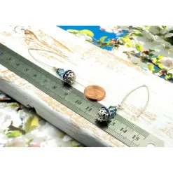 Lässige verspielte Ohrhänger aus Metall & Silberfarben in Blau – Geschenkidee für Frauen