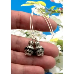 Lässige verspielte Ohrhänger aus Metall & Silberfarben in Schwarz – Geschenkidee für Frauen