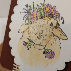 Lustige Osterkarte Hippie- Schaf mit Blumenkranz fröhlich bunt zum Osterfest