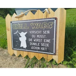 Lustiges Blechschild auf Altholz – „Grill Wars – vorsichtig du sein musst 35 x 25 cm