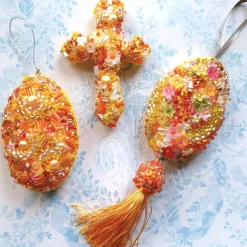 Luxus Osterei oder Kreuz gelb orange handbestickt – Unikat Deko mit Perlen & Quaste