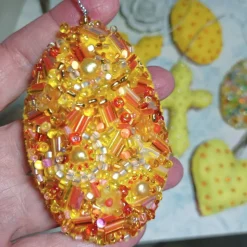 Luxus Osterei oder Kreuz gelb orange handbestickt – Unikat Deko mit Perlen & Quaste