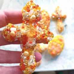 Luxus Osterei oder Kreuz gelb orange handbestickt – Unikat Deko mit Perlen & Quaste