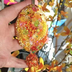 Luxus Osterei oder Kreuz gelb orange handbestickt – Unikat Deko mit Perlen & Quaste