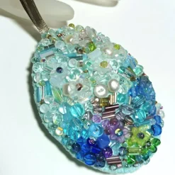 Luxus Osterei Unikat mint blau – handbestickter Anhänger mit Perlen, Prunkei, pompöse Osterdeko