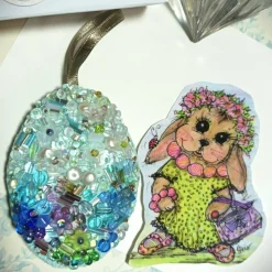 Luxus Osterei Unikat mint blau – handbestickter Anhänger mit Perlen, Prunkei, pompöse Osterdeko