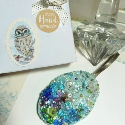 Luxus Osterei Unikat mint blau – handbestickter Anhänger mit Perlen, Prunkei, pompöse Osterdeko