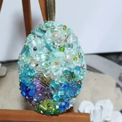Luxus Osterei Unikat mint blau – handbestickter Anhänger mit Perlen, Prunkei, pompöse Osterdeko