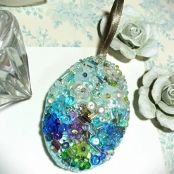 Luxus Osterei Unikat mint blau – handbestickter Anhänger mit Perlen, Prunkei, pompöse Osterdeko