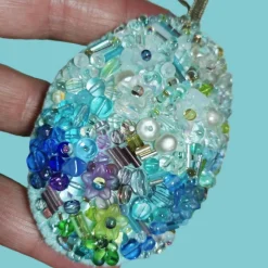 Luxus Osterei Unikat mint blau – handbestickter Anhänger mit Perlen, Prunkei, pompöse Osterdeko