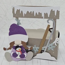 Magische Geschenkbox "Frostfee Wichteline" | Handgemachte Verpackung mit abnehmbarem Anhänger (Lila/Schneemann)