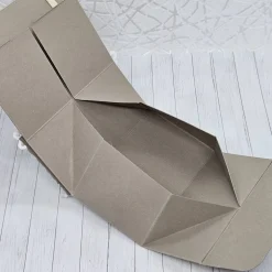 Magische Geschenkbox "Frostfee Wichteline" | Handgemachte Verpackung mit abnehmbarem Anhänger (Lila/Schneemann)