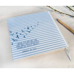 maritimes Gästebuch & Album zur Taufe mit Anker & Tau in Hellblau; personalisiert mit Name; blanko oder mit Fragen blau