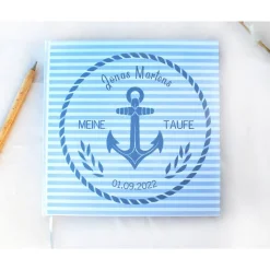 maritimes Gästebuch & Album zur Taufe mit Anker & Tau in Hellblau; personalisiert mit Name; blanko oder mit Fragen blau