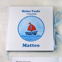 maritimes Gästebuch & Album zur Taufe mit Segelboot in Tot & Blau auf dem Meer; blanko o. Fragen