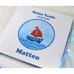 maritimes Gästebuch & Album zur Taufe mit Segelboot in Tot & Blau auf dem Meer; blanko o. Fragen