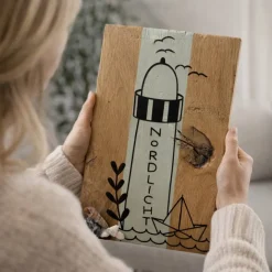 Maritimes Holzschild Eiche massiv mit Leuchtturm & Spruch – Maritime Deko Handmade