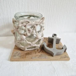 Maritimes Windlicht aus Makramee und Muscheln mit einem Anker aus Beton