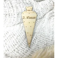 Meilensteinkarte Zweite Klasse Herzchen – Geschenk zum Schulstart für Kinder, Lindenholz, Schultütenform