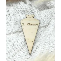 Meilensteinkarte Zweite Klasse Herzchen – Geschenk zum Schulstart für Kinder, Lindenholz, Schultütenform