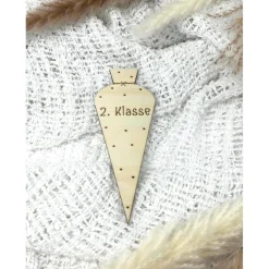 Meilensteinkarte Zweite Klasse Herzchen – Geschenk zum Schulstart für Kinder, Lindenholz, Schultütenform