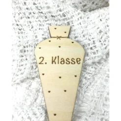 Meilensteinkarte Zweite Klasse Herzchen – Geschenk zum Schulstart für Kinder, Lindenholz, Schultütenform