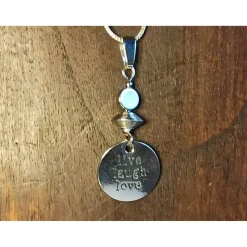 Message-Kettenanhänger "Live Laugh Love" –  Schmuckanhänger mit Lebensmotto