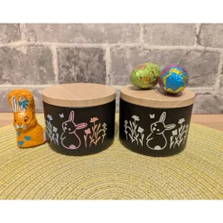 Metall-Geschenkdose „Ostergrüße“ – kleine Osterverpackung in Holzoptik (ca. 6 × 8 cm)