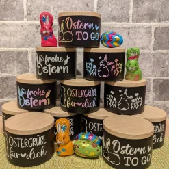 Metall-Geschenkdose „Ostergrüße“ – kleine Osterverpackung in Holzoptik (ca. 6 × 8 cm)