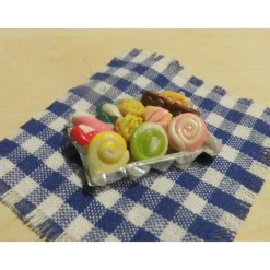 Miniatur Gebäck Plätzchen auf dem Blech – Auswahl aus sieben Sorten für Puppenhaus Dekoration & Basteln