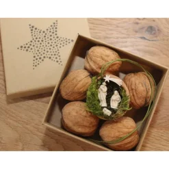 Miniatur Krippe Heilige Familie in einer Walnussschale handgemacht