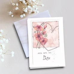 MIT LIEBE, Klappkarte Rote Blüten  mit Herz A6 – Karte mit handgemaltem Blumenmotiv auf Struktur-Karton mit Umschlag