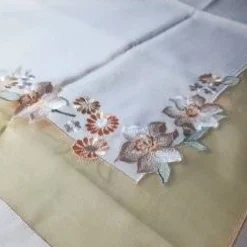 Mitteltischdecke mit zarter, filigraner Stickerei