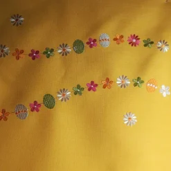 Mitteltischdecke mit zarter, filigraner Stickerei