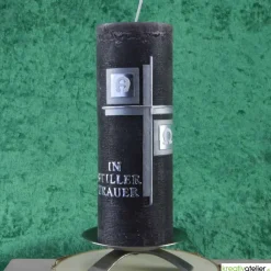 moderne, dunkle  Trauerkerze Alpha Omega mit Kreuz in silber und Echtwachsbeschriftung, Gedenkkerze, personalisierbar