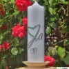 Moderne Hochzeitskerze mit 2-farbigem Herz und silbernem „Ja“, personalisierbar mit Namen und Datum