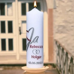 Moderne Hochzeitskerze mit 2-farbigem Herz und silbernem „Ja“, personalisierbar mit Namen und Datum