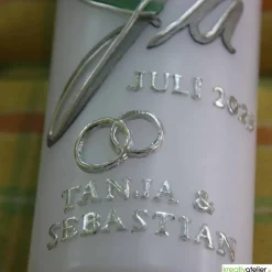 Moderne Hochzeitskerze mit 2-farbigem Herz und silbernem „Ja“, personalisierbar mit Namen und Datum