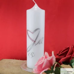 Moderne Hochzeitskerze mit 2-farbigem Herz und silbernem „Ja“, personalisierbar mit Namen und Datum